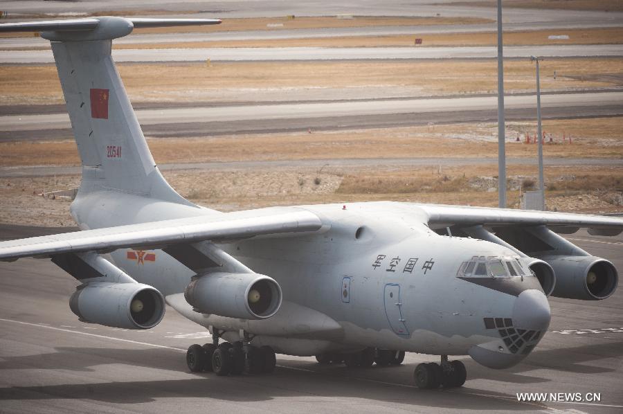 Китайский военный самолет вернулся в Перт после поиска пропавшего "Боинга" (4)
