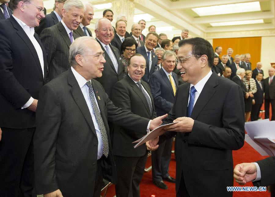 Ли Кэцян встретился с зарубежными делегатами, прибывшими на Форум развития Китая