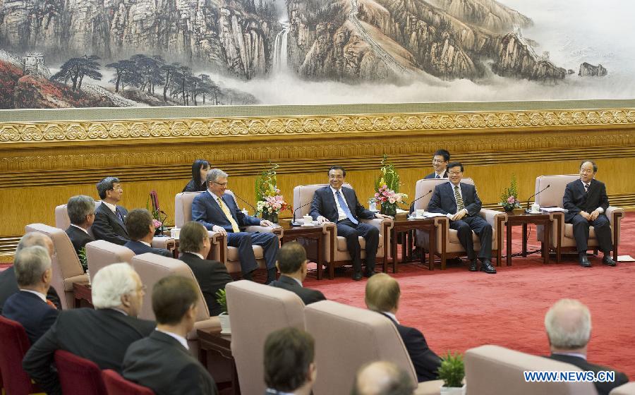 Ли Кэцян встретился с зарубежными делегатами, прибывшими на Форум развития Китая (2)