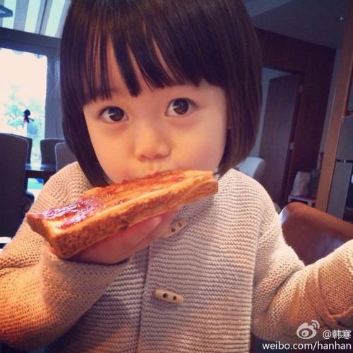 Симпатичная дочь писателя Хань Хань (4)