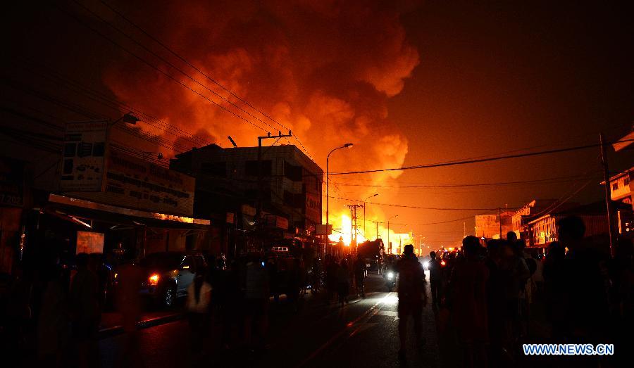 На крупнейшей торговой площадке во Вьентьяне произошел взрыв и пожар (3)