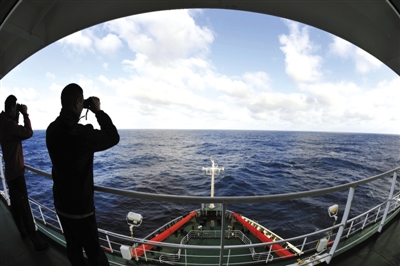 Китайские корабли объединились для поиска плавающего предмета в Индийском океане