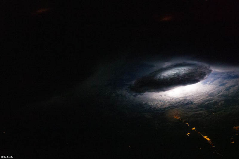 НАСА опубликовала удивительные снимки молнии, сделанные на Международной космической станции (2)
