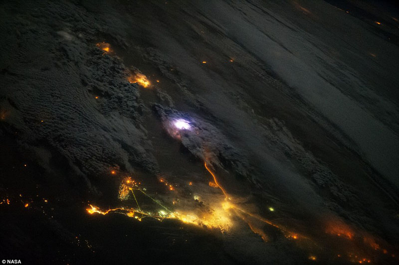 НАСА опубликовала удивительные снимки молнии, сделанные на Международной космической станции