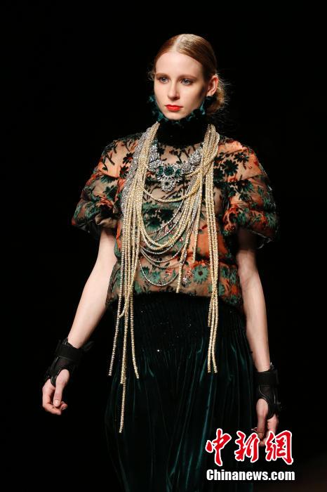 «Дворцовый стиль» стал популярным на Китайской международной неделе моды (15)