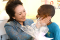 Пэн Лиюань навестила больных детей во Франции