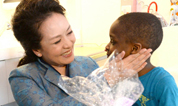 Пэн Лиюань навестила больных детей во Франции