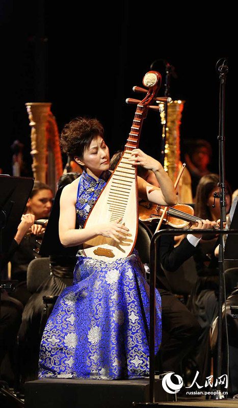 Чжан Хунянь испоняет концерт для пипы с оркестром «Царь Чу снимает с себя доспех».
