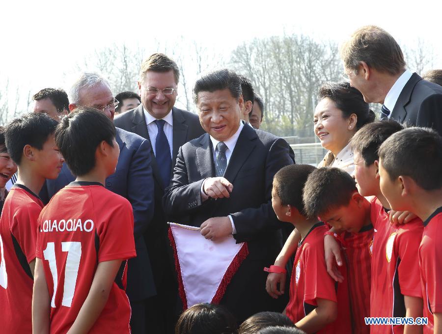 Председатель КНР Си Цзиньпин в Берлине встретился с китайскими футболистами-юниорами, которые учатся в Германии