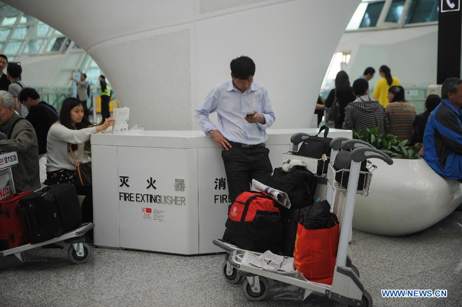 Из-за ливней аэропорт в Шэньчжэне отменил более 300 рейсов (5)