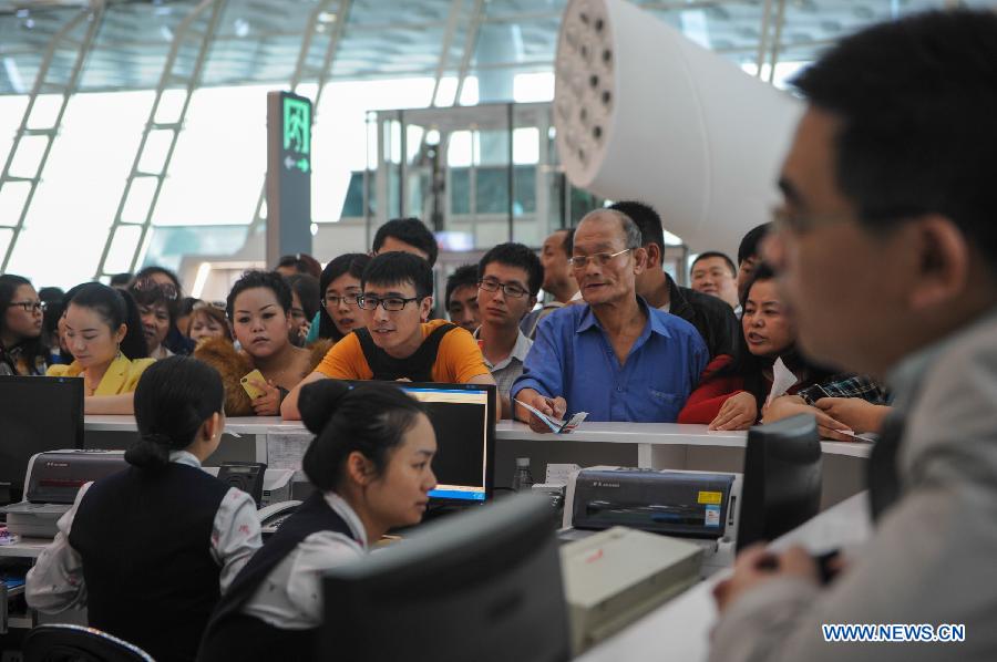 Из-за ливней аэропорт в Шэньчжэне отменил более 300 рейсов (3)