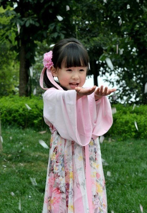 Маленькая звезда в национальном китайском наряде (3)