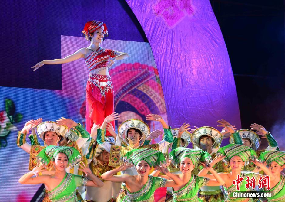 Народы Гуанси весело встречают Фестиваль песен (9)