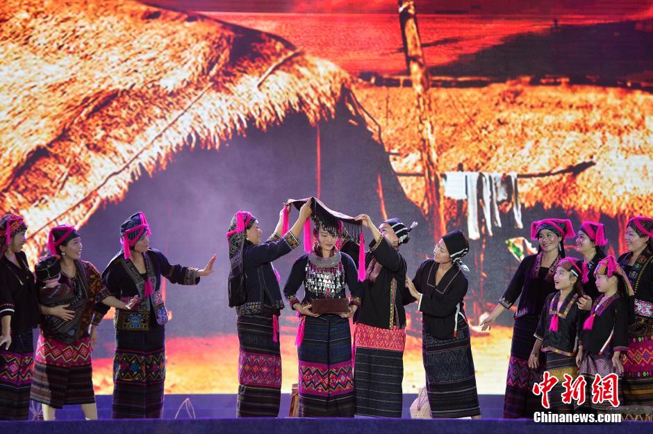 Народы Гуанси весело встречают Фестиваль песен (7)