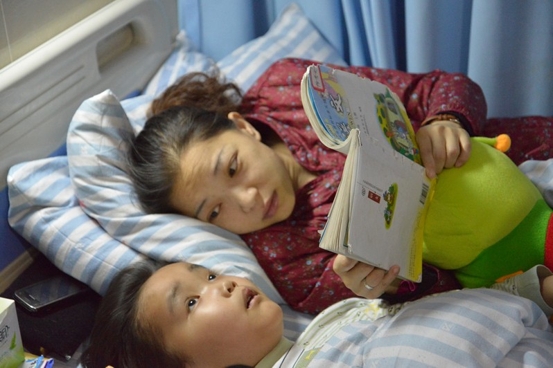 Смертельно больной мальчик из провинции Хубэй пожертвовал почку, чтобы спасти мать (2)