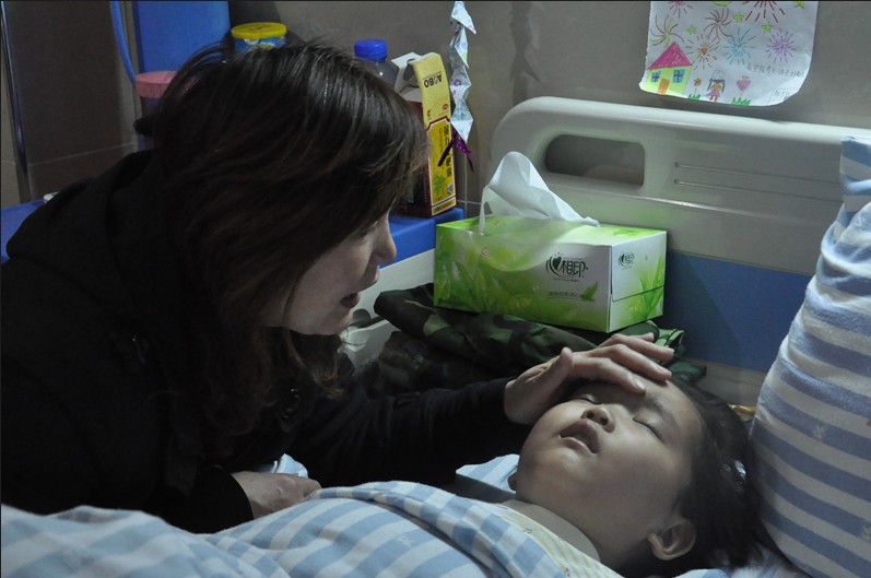 Смертельно больной мальчик из провинции Хубэй пожертвовал почку, чтобы спасти мать (13)