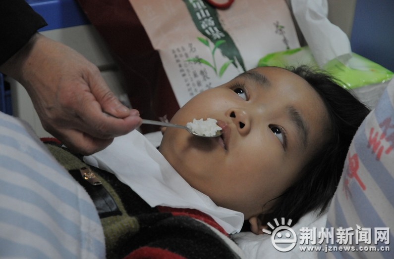 Смертельно больной мальчик из провинции Хубэй пожертвовал почку, чтобы спасти мать (12)