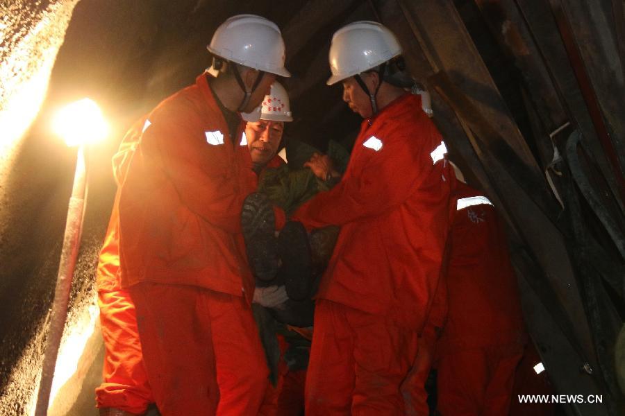 12 строителей спасены после 85-часового заточения под завалами (3)