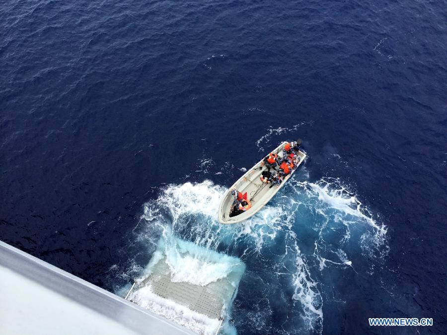 Китайские корабли продолжают ловить на юге Индийского океана возможные сигналы от черного ящика пропавшего самолета