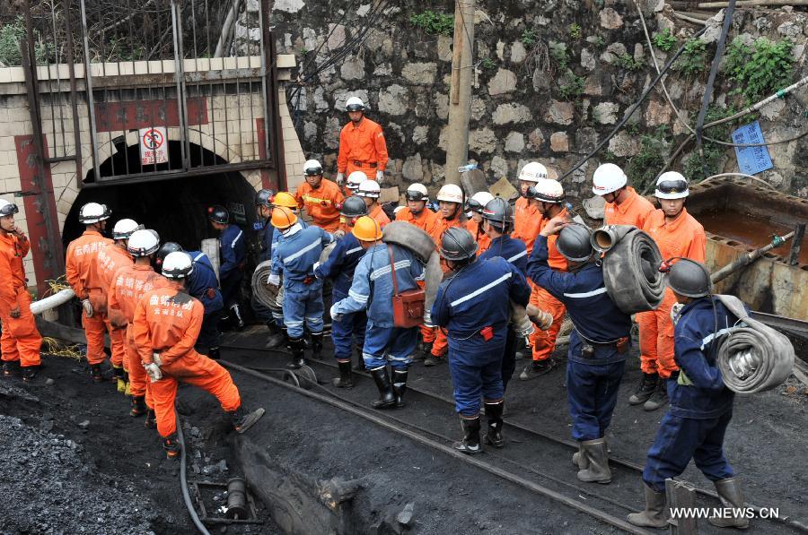 На аварийной угольной шахте "Сяхайцзы" в пров. Юньнань отмечено заметное снижение уровня воды (3)