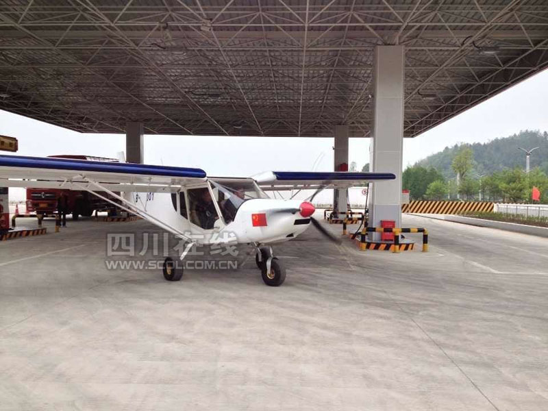 В провинции Сычуань самолет приземлился на территорию заправочной станции (2)