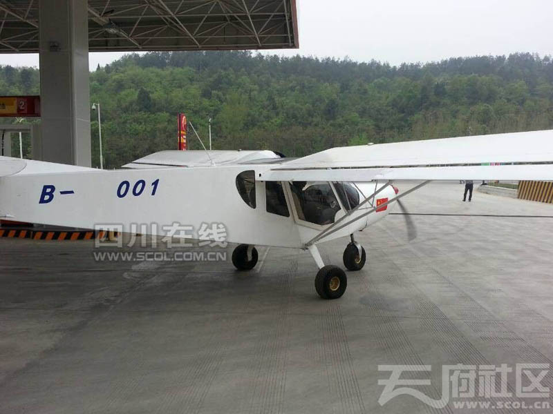 В провинции Сычуань самолет приземлился на территорию заправочной станции (20)