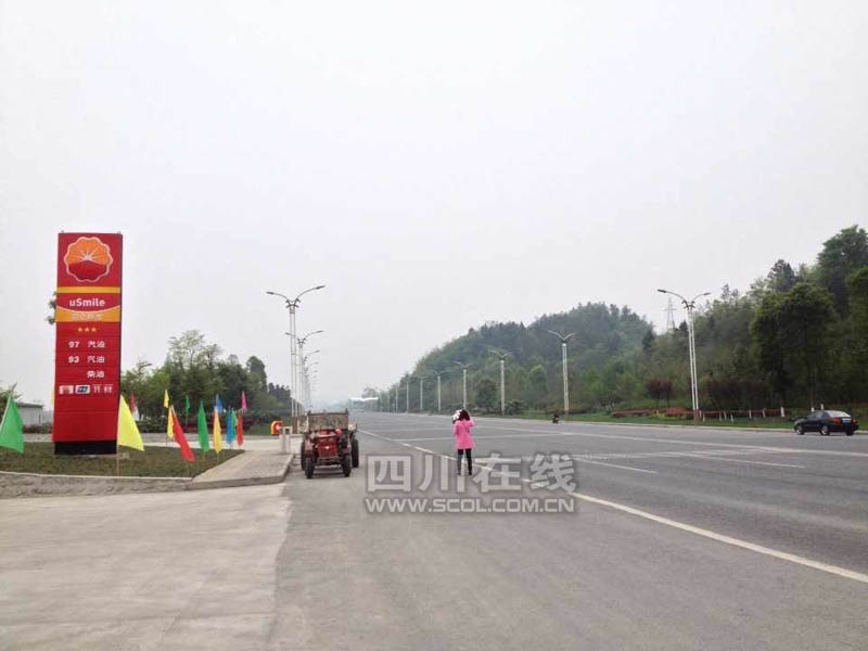 В провинции Сычуань самолет приземлился на территорию заправочной станции (18)