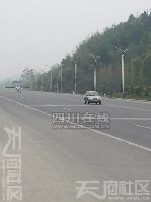 В провинции Сычуань самолет приземлился на территорию заправочной станции (14)