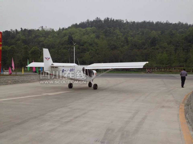 В провинции Сычуань самолет приземлился на территорию заправочной станции (4)