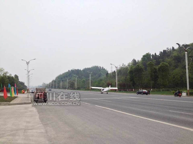 В провинции Сычуань самолет приземлился на территорию заправочной станции (7)