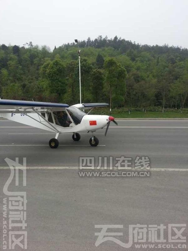 В провинции Сычуань самолет приземлился на территорию заправочной станции (9)