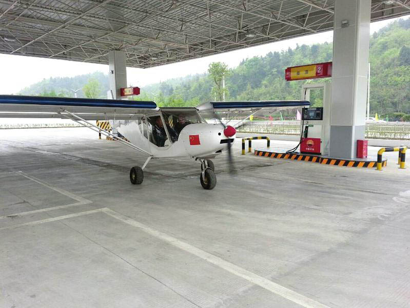 В провинции Сычуань самолет приземлился на территорию заправочной станции