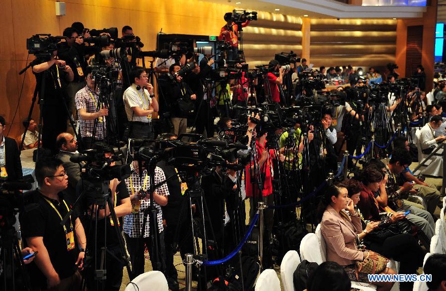 В присутствии Ли Кэцяна открылось ежегодное совещание Боаоского азиатского форума-2014 (2)