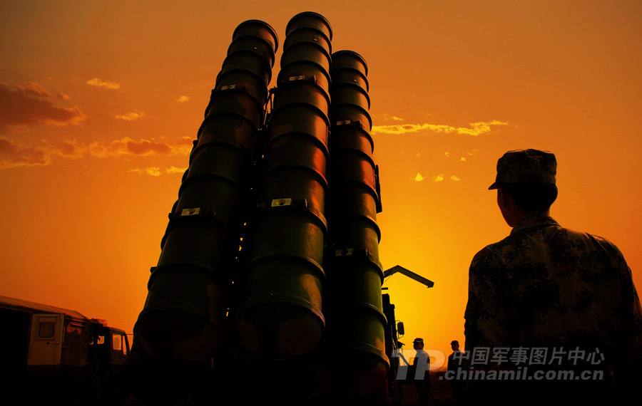 Воинская часть «Ланькун» провела маневры со снарядами «Хунци-9»