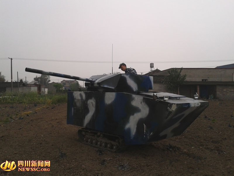 Отец сделал для сына «игрушечный танк» стоимостью 40 тысяч юаней (3)