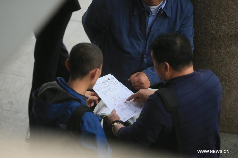 Падение вертолета в пригороде Пекина: один пилот погиб, другой ранен (4)