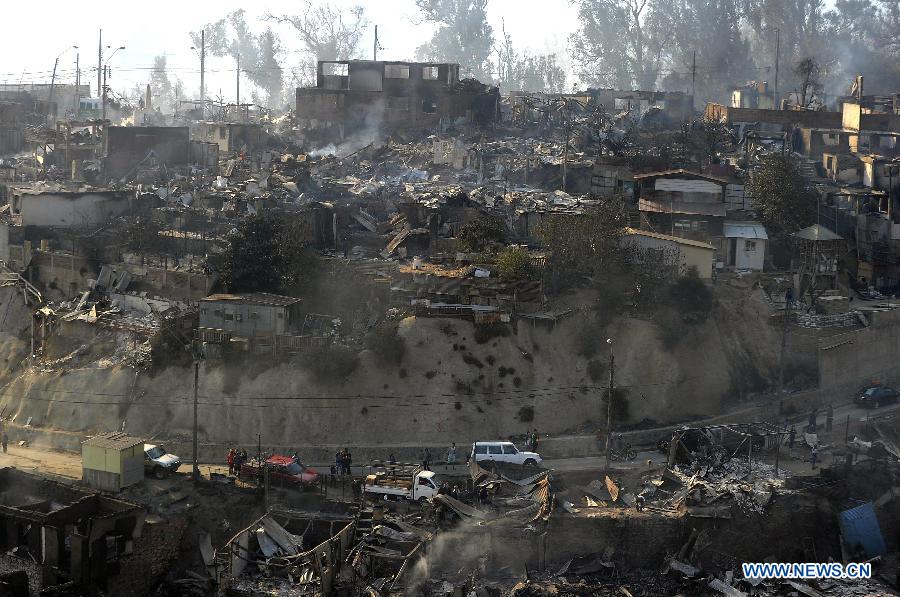 Жертвами лесного пожара в Чили стали 11 человек, около 10 тыс эвакуированы (3)