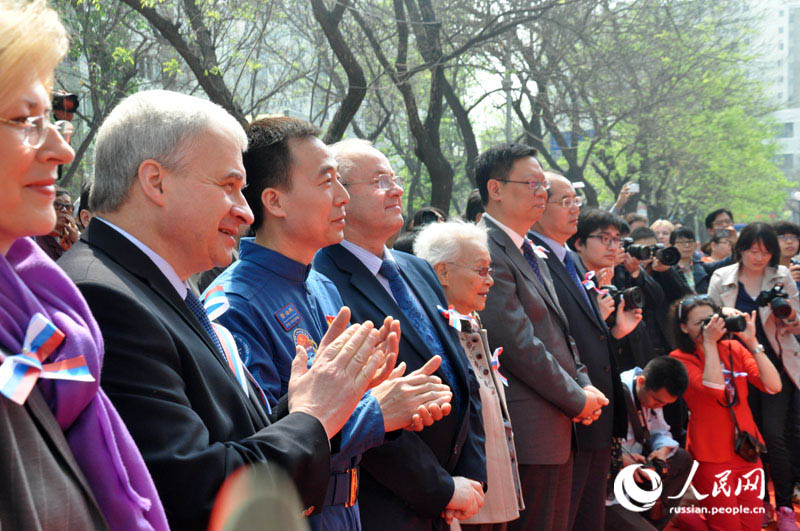 В Пекине открыли памятник Ю.Гагарину (6)