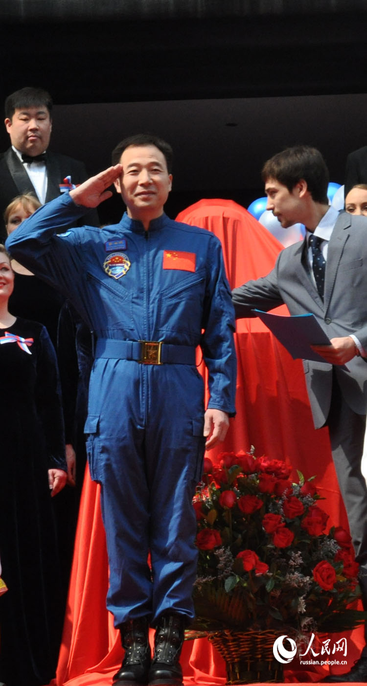В Пекине открыли памятник Ю.Гагарину (4)
