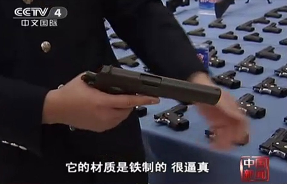 Полиция китайского города Гуйян раскрыла тайный арсенал: обнаружено более 10 тысяч единиц оружия (5)