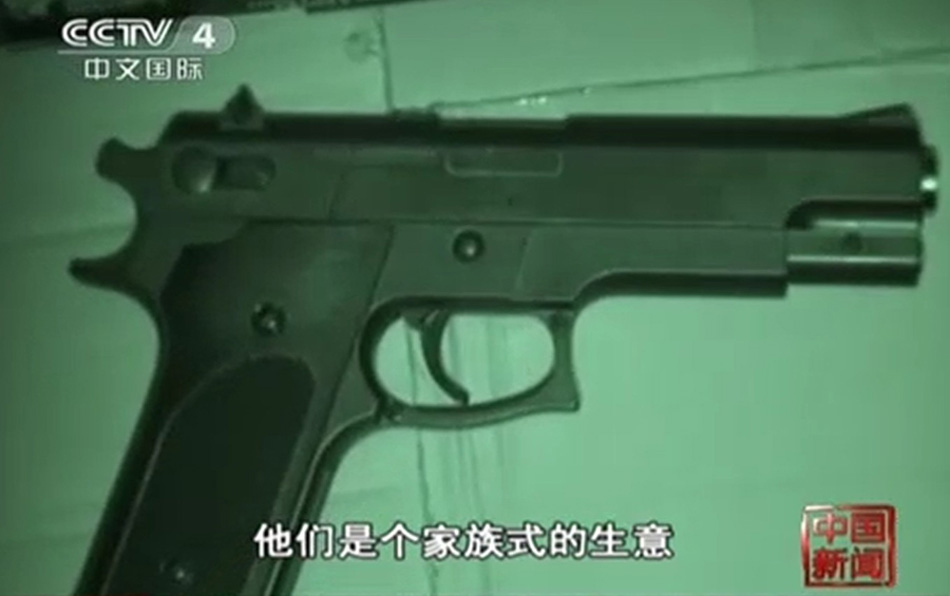 Полиция китайского города Гуйян раскрыла тайный арсенал: обнаружено более 10 тысяч единиц оружия (4)