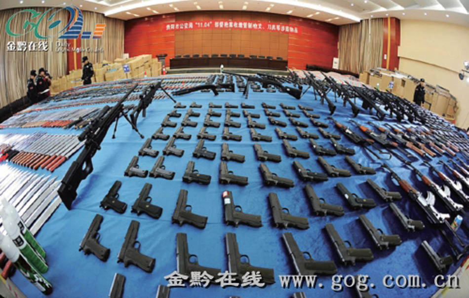 Полиция китайского города Гуйян раскрыла тайный арсенал: обнаружено более 10 тысяч единиц оружия
