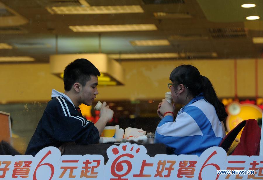 В Китае объем поступлений от работы ресторанов отметился отрицательным ростом