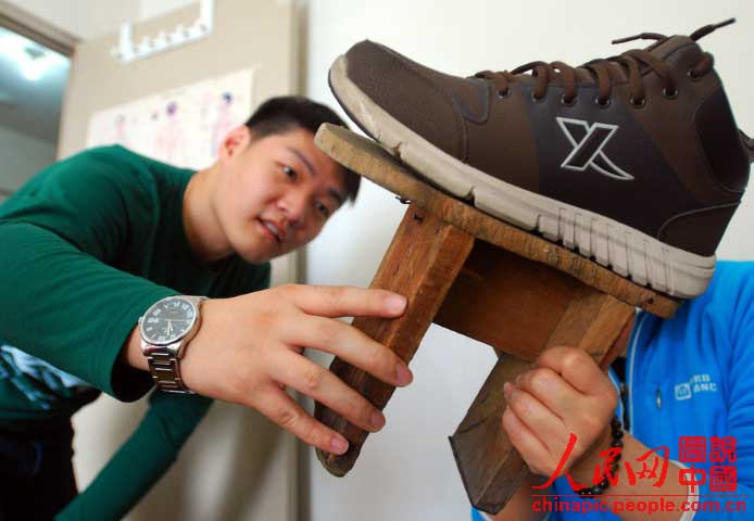 У мужчины из провинции Ляонин разница в длине ног составляет 23 см (5)