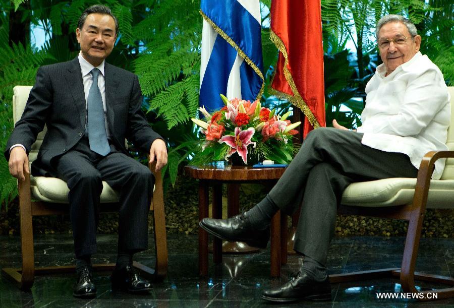 Рауль Кастро встретился с министром иностранных дел КНР Ван И