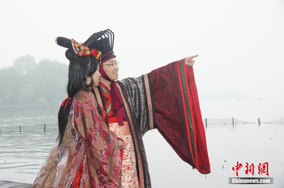 Свадебный обряд в традиционной китайской одежде «Ханьфу» на набережной озера Сиху города Ханчжоу