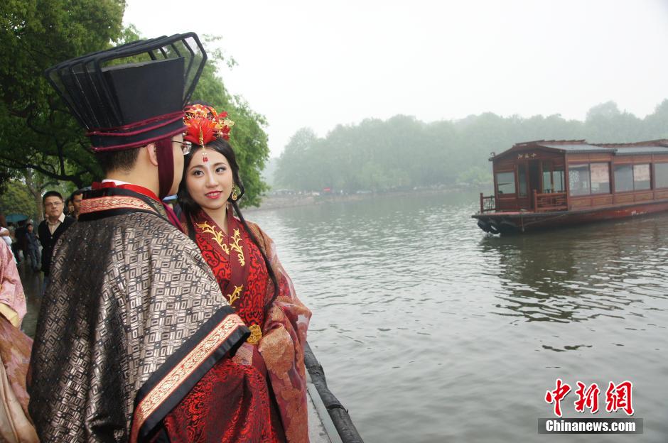 Свадебный обряд в традиционной китайской одежде «Ханьфу» на набережной озера Сиху города Ханчжоу (2)