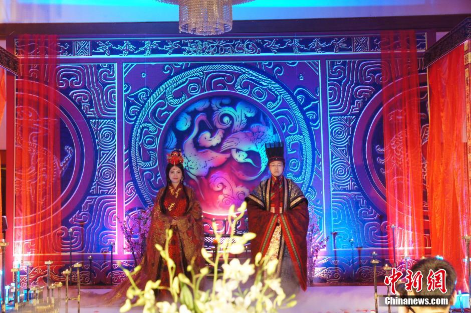 Свадебный обряд в традиционной китайской одежде «Ханьфу» на набережной озера Сиху города Ханчжоу (3)