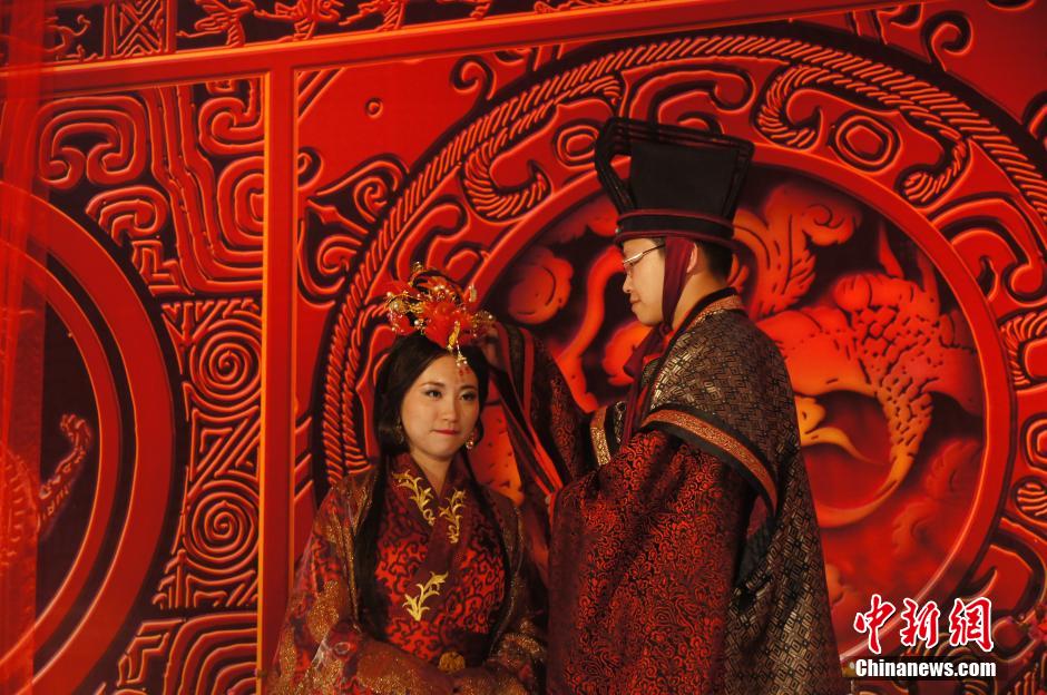 Свадебный обряд в традиционной китайской одежде «Ханьфу» на набережной озера Сиху города Ханчжоу (4)