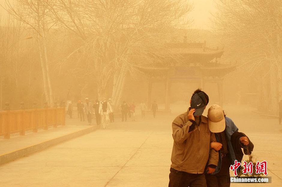 Сильная песчаная буря обрушилась на город Цзюцюань провинции Ганьсу (11)